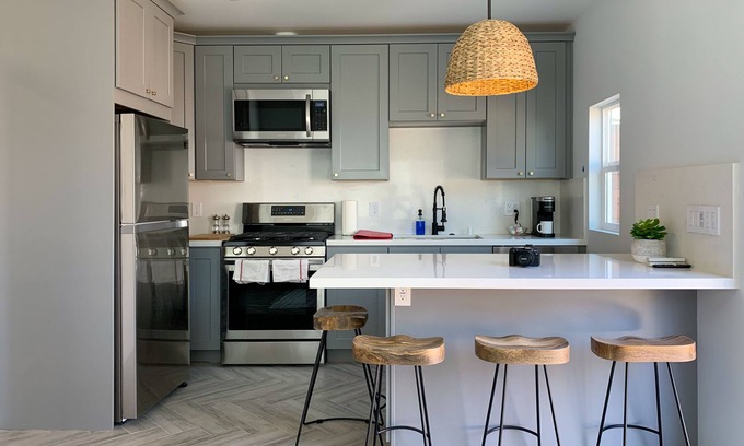 Mid City House | Modern LA Home with Pool, Spa & Rain Shower - Guest Rated 10/10