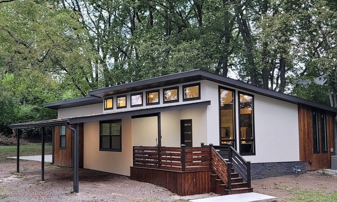 Independence House | Modern Retreat Surrounded by Nature with Spa & Family Amenities
