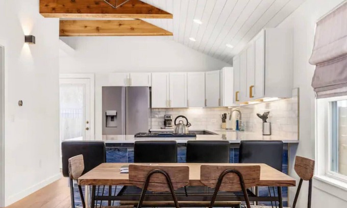 Holly House | Ideal Retreat with Kitchen, Spa & Top Guest Rating of 10/10