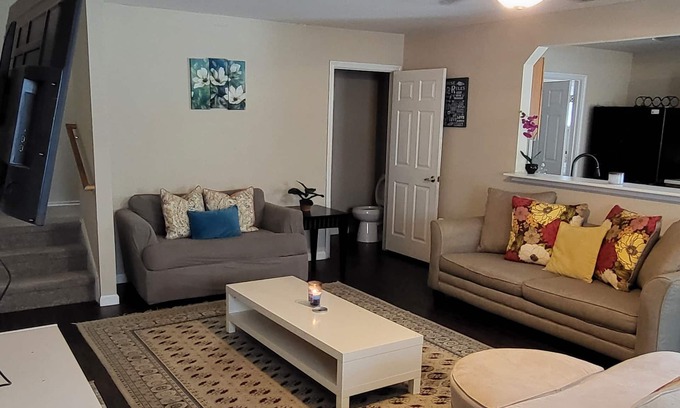 Los Cielos House | Stylish Home Near COTA with Spa and Hot Tub Access