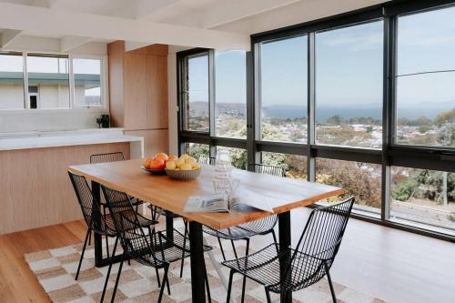 Howrah Apartment | Modern Retreat with River Views and Hot Tub Amenities