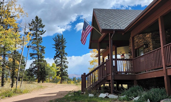 Divide House | Secluded Retreat with Breathtaking Pikes Peak Views