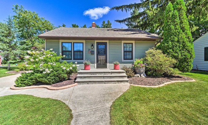 Sturgeon Bay House | Stylish Retreat with Backyard, 9.8/10 Guest Rated