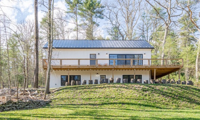 Sparrow Bush House | Modern Home w/Creek Views near the Delaware River