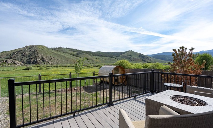 Tabernash House | Modern Retreat with Private Views, Hot Tub & Sauna