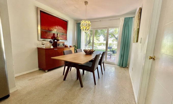 Oakland Park House | Modern 2 Bedroom Home: Pet-Friendly & Family Welcome