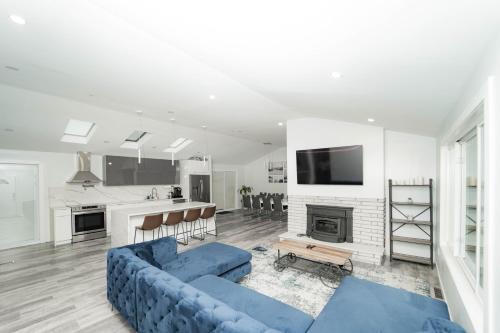 Hamden House | Modern Retreat with Private Heated Pool and Jacuzzi