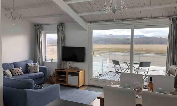 Borth-y-Gest House | Relax in a Modern Home with Breathtaking Ocean and Mountain Views