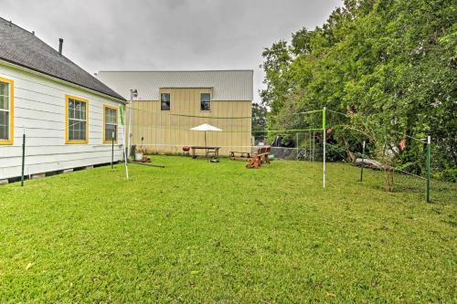 Riverside Terrace House | Convenient Home with Yard Near Houston Zoo for Families