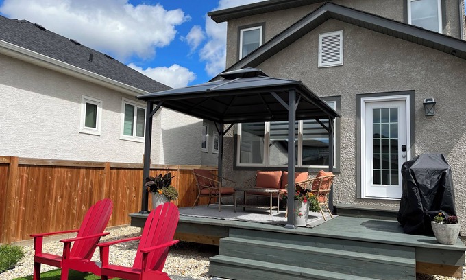 Fort Gary House | Trendy South Winnipeg Home with Breakfast & Family-Friendly Amenities