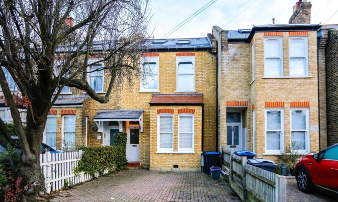 Wimbledon House | Modern House in West Wimbledon with Office & Parking Space