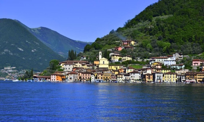 Tavernola Bergamasca House | Modern House with Lake View & Relaxing Spa Amenities