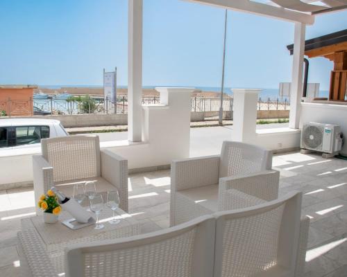 Le Castella Bed & Breakfast | Modern House Vista Mare