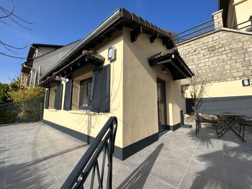 Le Pecq Apartment | Trendy Retreat with Spectacular Views and Pet-Friendly Stay