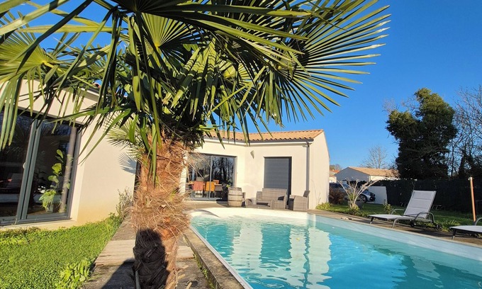 Breuil Magne House | Modern house with swimming pool in a quiet location 15 minutes from the sea