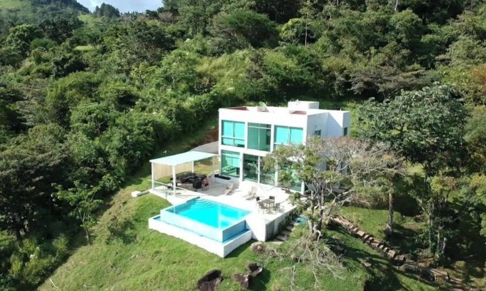 Altos del Maria House | Modern House in Altos del Maria: Pet Friendly Retreat