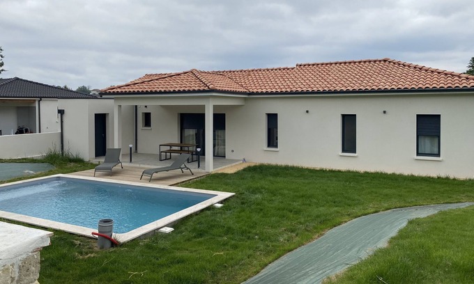 Nomdieu House | Modern Home with Private Pool - Guest Rated 10/10