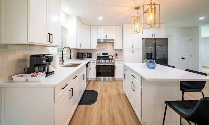 Spring Branch West House | Modern Houston Home with Fenced Yard