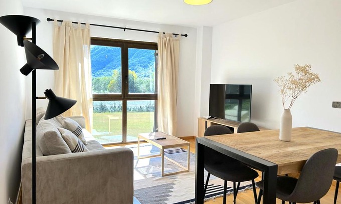 Esterri D'Aneu Apartment | Family-Friendly Modern Apartment in Esterri d'Àneu
