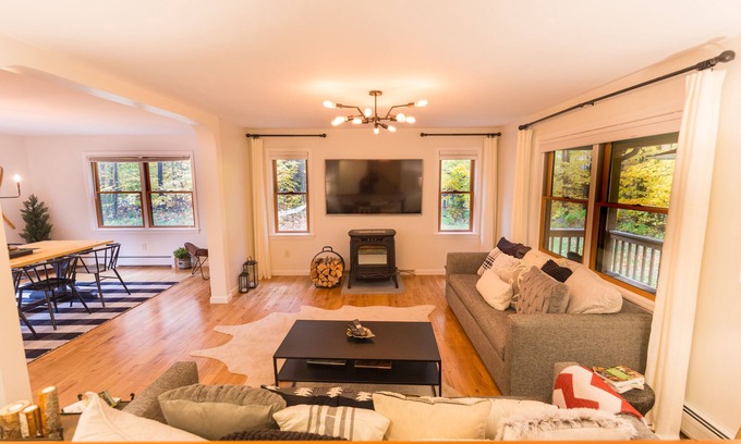Jay House | Family-Friendly Hotel with Pool and Breakfast Near Attractions