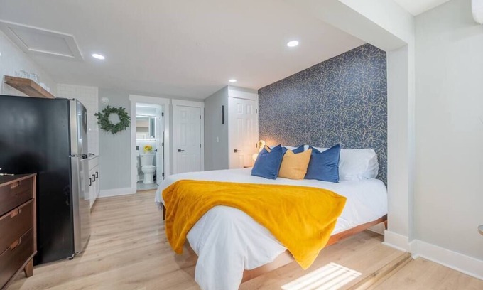 Blacksburg Villa | Serene King Studio with Kitchen and Breakfast Included