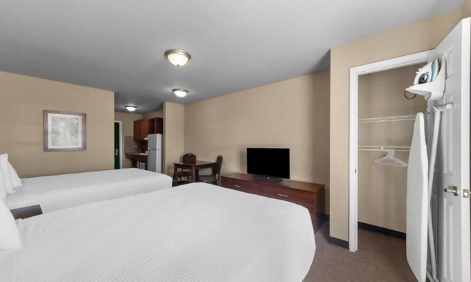 Pleasanton Hotel | Modern Kitchen Suite | 1 King Bed | Pleasanton TX Center