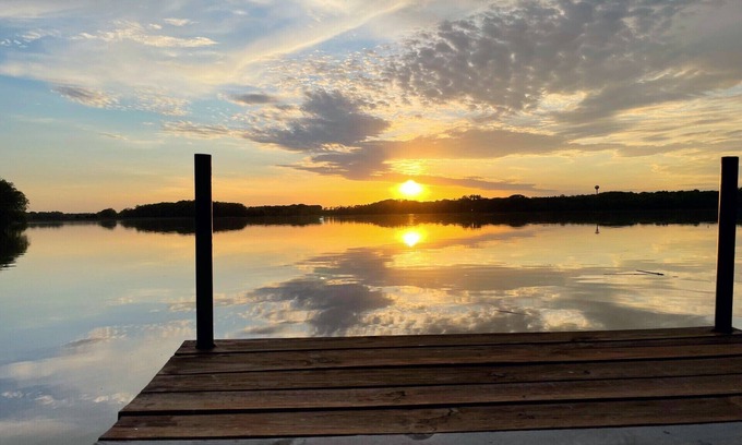 Willmar Cabin | Modern Lake Cabin Getaway, Hidden in the Heart of City Convenience.