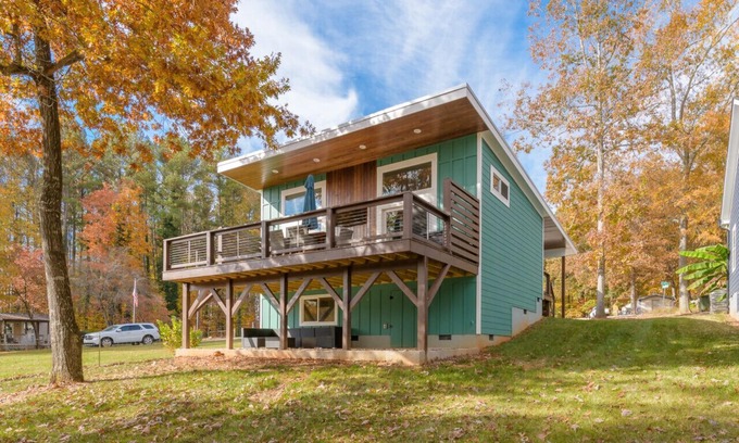 Southmont House | Inviting Lake House Retreat at High Rock Lake with Pool