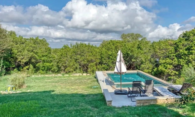 Leander Apartment | Modern Lake House . Luxurious Pool . Fam & Friends