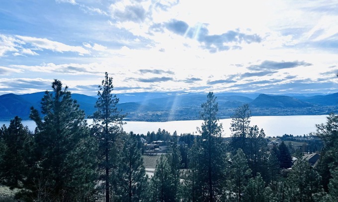 Okanagan-Similkameen Apartment | Top-Rated Lake View Basement Suite with Breakfast & Kitchen
