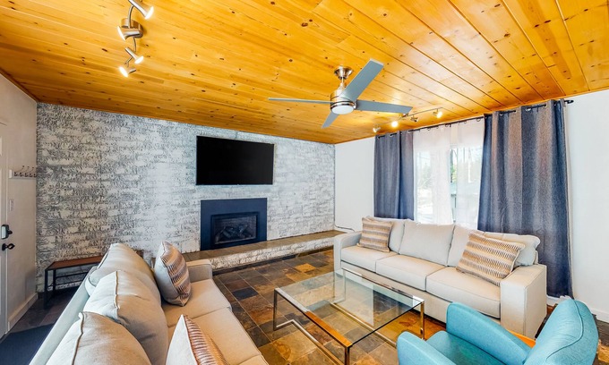 Kings Beach Ski Chalet | Modern Lake-View Hotel with Pet-Friendly Amenities