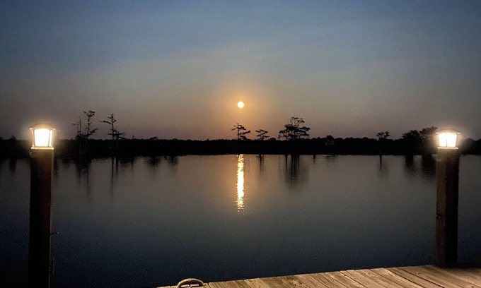 Midnight House | Inviting Lakefront Retreat on Wolf Lake with Breakfast & Pets