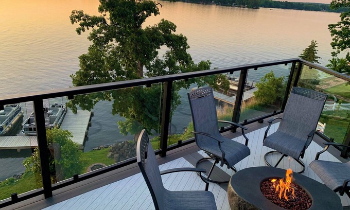 Chetek House | Discover Modern Lakehome with Rooftop Deck on Lake Chetek