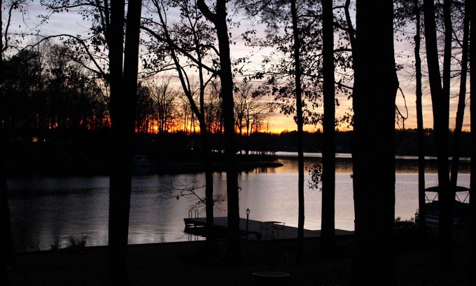 Lake of the Woods House | Modern Lakeside Vacation Getaway With 65" Hdtv And Large Entertainment Room