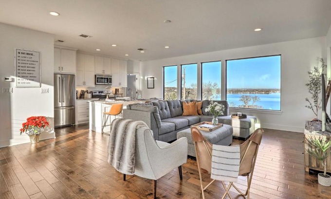 Granbury House | Tranquil Lakeview Hilltop Retreat with Game Garage & Spa