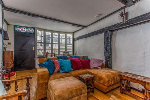 Old Town Hastings House | Stylish Escape in Old Town Cottage - Pet & Child Friendly