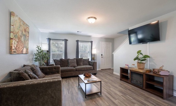 Livingston House | Tranquil Livingston Home in Exclusive Lakeside Community