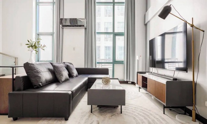 Bagumbayan Apartment | Modern Loft Apartment in Eastwood City - with gym & pool + FREE parking!