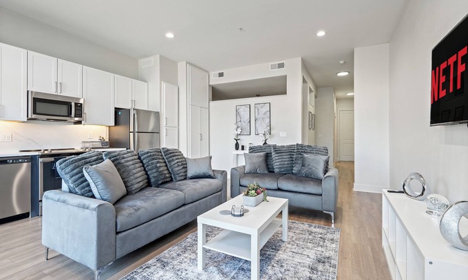 Deep Ellum Apartment | Modern loft city view