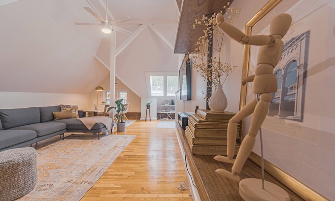 Mill River Apartment | Stylish Loft with Breakfast Overlooking Wooster Square