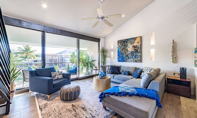 R Condo | Modern Loft: Steps to Beach, Shops & Family-Friendly Amenities