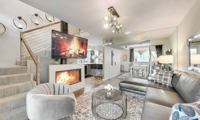 Old East Dallas Condo | Trendy 2-Story Loft Retreat in Historic Swiss Ave