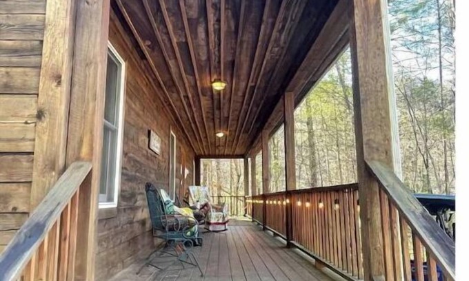 Sunset House | Cozy Log Cabin Retreat by Lake Keowee with Family-Friendly Fun