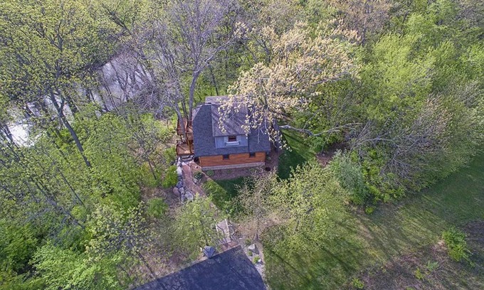 Mahomet Apartment | Inviting Modern Log Cabin - Family and Pet Friendly Retreat