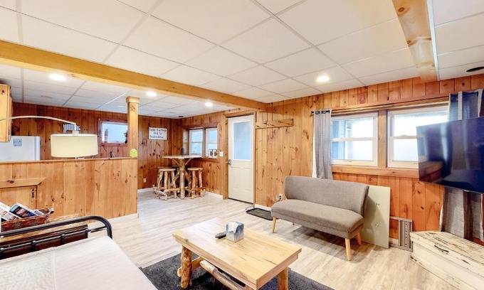 Montgomery Center Apartment | Cozy Log Chalet - Lower Unit with Pet and Child Friendly Space