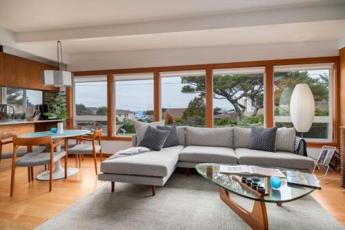Arch Cape House | Modern Love by AvantStay: Serene Home with Large Yard