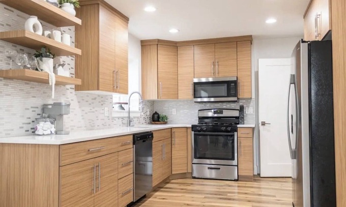 Murray House | Modern Lux Upstairs Unit Near SLC W/King Bed, Yard, Garage and Washer/Dryer