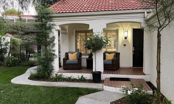 Valencia House | Elegant Luxe Gem with Pool & Kitchen - Rated 10/10!