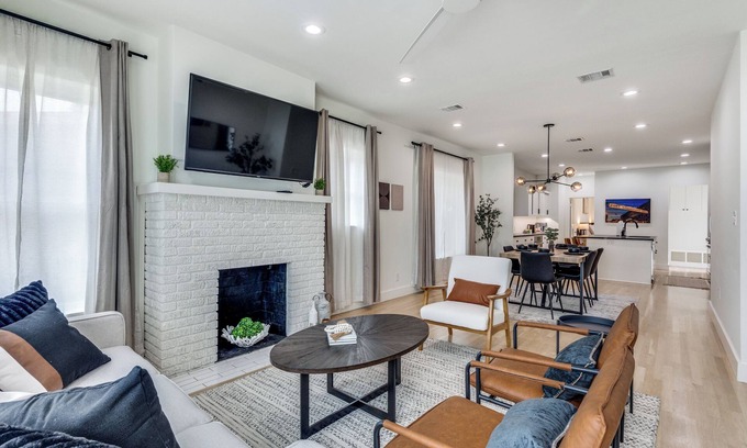 Fort Worth Cultural District House | Modern Retreat with Patio Near Dickies and TCU