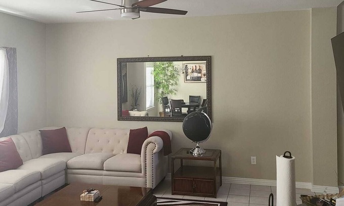 Carrollton House | Modern Luxurious Comfortable House 9 mins to Legacy West, and other dine-in area